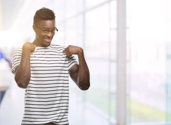 Unga Afroamerikanska Mannen Bär Glasögon Och Marinblå Shirt Ser Självsäker — Stockfoto