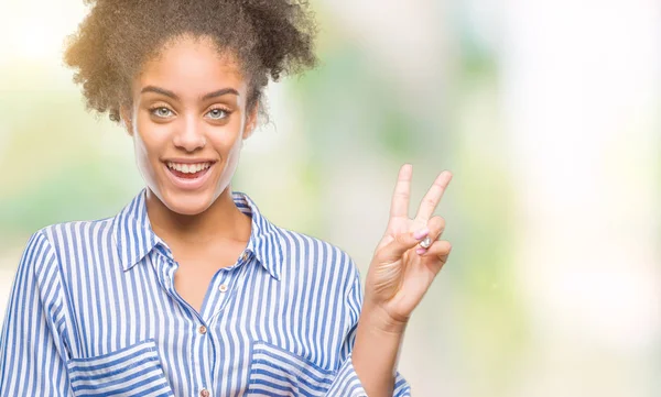 Mujer Afroamericana Joven Sobre Fondo Aislado Sonriendo Con Cara Feliz —  Fotos de Stock