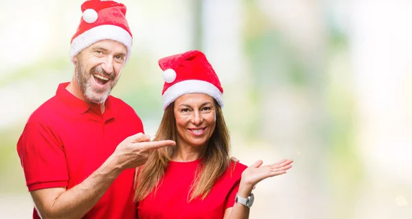 Coppia Ispanica Mezza Età Che Indossa Cappello Natale Sfondo Isolato — Foto Stock