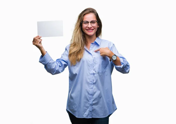 Jonge Mooie Blonde Vrouw Bedrijf Leeg Visitekaartje Geïsoleerde Achtergrond Met — Stockfoto