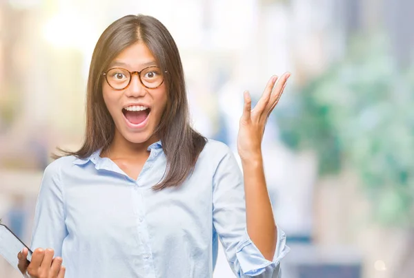 Joven Mujer Negocios Asiática Sobre Fondo Aislado Sujetando Portapapeles Muy —  Fotos de Stock