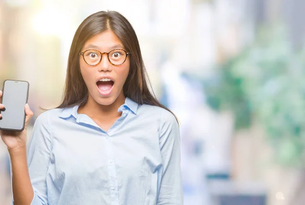 Jonge Aziatische Vrouw Smartphone Leeg Scherm Tonen Geïsoleerd Achtergrond Bang — Stockfoto