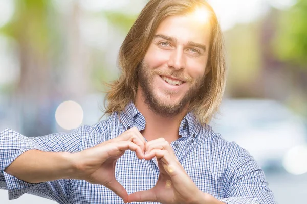 Junger Gutaussehender Mann Mit Langen Haaren Vor Isoliertem Hintergrund Der — Stockfoto