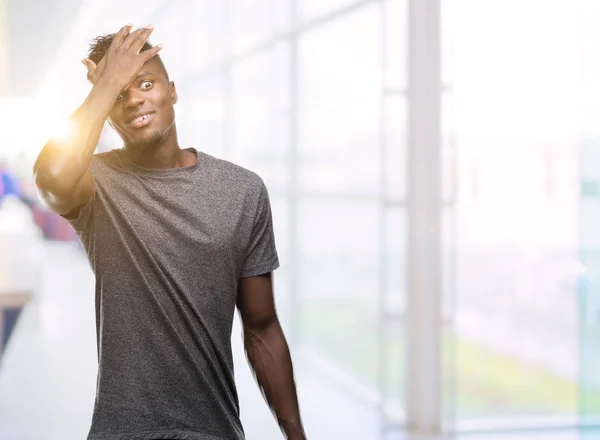 Unga Afroamerikanska Man Klädd Grå Shirt Förvånad Med Handen Huvudet — Stockfoto