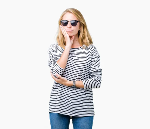 Mulher Bonita Usando Óculos Sol Sobre Fundo Isolado Pensando Cansado — Fotografia de Stock