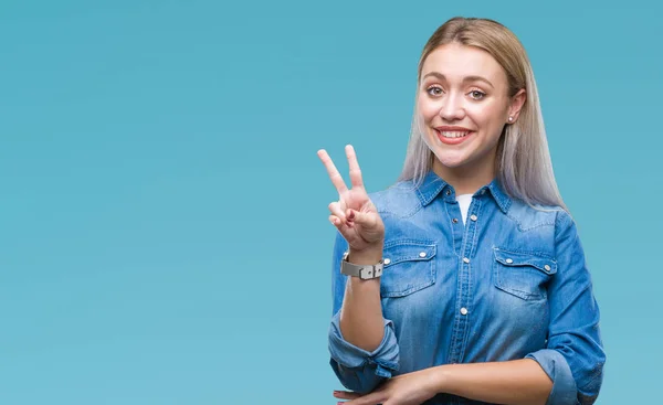 Jonge Blonde Vrouw Geïsoleerde Achtergrond Glimlachend Met Blij Gezicht Winking — Stockfoto