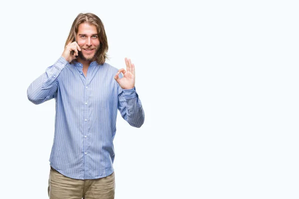 长头发的年轻英俊的人在隔绝的背景下讲电话做 标志用手指 优秀标志 — 图库照片
