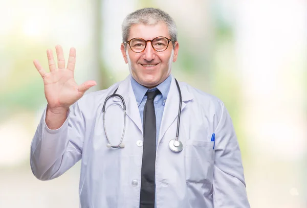 英俊的资深医生在孤立的背景显示和指向用手指数字五 同时微笑着自信和快乐 — 图库照片