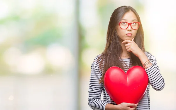 Junge Asiatische Verliebte Frau Mit Leseherz Über Isoliertem Hintergrund Ernstes — Stockfoto