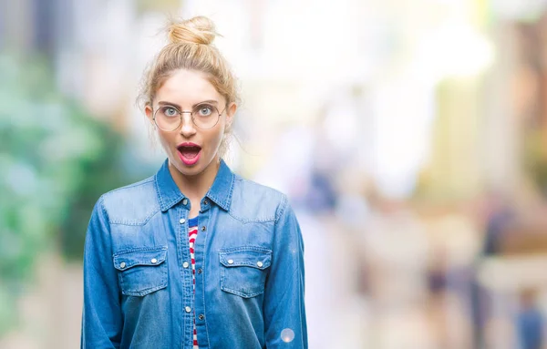 Mladá Krásná Blondýna Žena Nosí Brýle Izolované Pozadí Strach Šokován — Stock fotografie