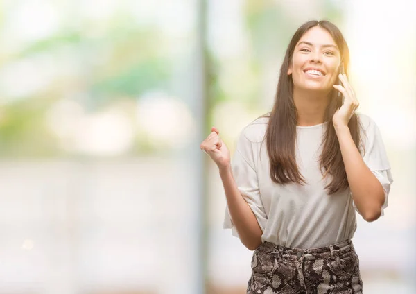 Junge Schöne Hispanische Mit Smartphone Schreien Stolz Und Feiern Sieg — Stockfoto