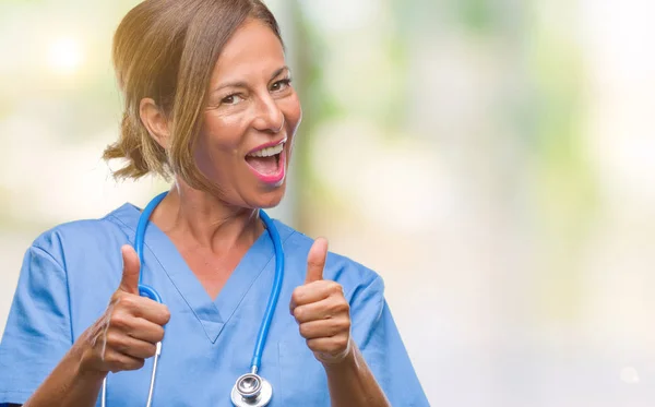 Krankenschwester Mittleren Alters Ärztin Über Isolierten Hintergrund Zeigt Mit Dem — Stockfoto