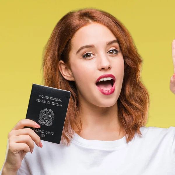 Νεαρή Όμορφη Γυναίκα Εκμετάλλευση Διαβατήριο Της Ιταλίας Πέρα Από Απομονωμένες — Φωτογραφία Αρχείου