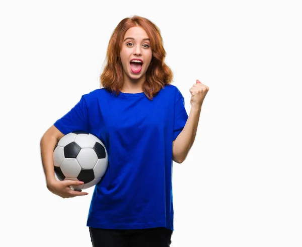 Молодая Красивая Женщина Изолированном Фоне Держа Футбольный Мяч Кричать Гордо — стоковое фото