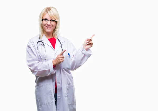 Jovem Bela Mulher Médica Loira Vestindo Uniforme Médico Sobre Fundo — Fotografia de Stock