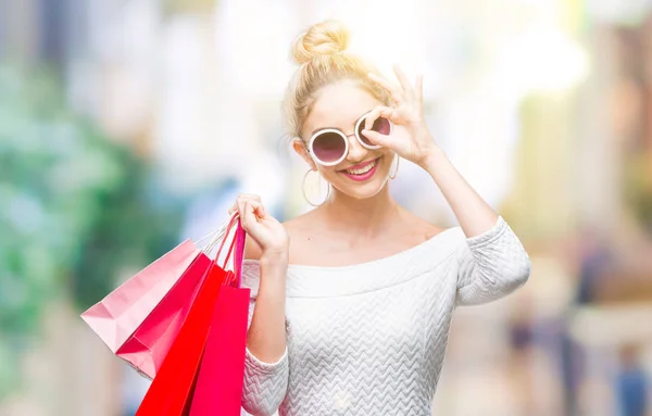 Joven Hermosa Mujer Rubia Sosteniendo Bolsas Compras Sobre Fondo Aislado —  Fotos de Stock