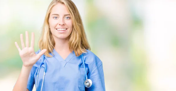 Bella Giovane Donna Medico Indossa Uniforme Medica Sfondo Isolato Mostrando — Foto Stock