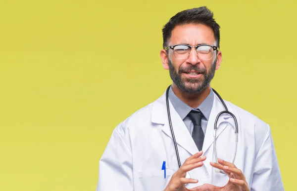 Adulto Ispanico Medico Uomo Sfondo Isolato Espressione Disgustata Dispiaciuto Timoroso — Foto Stock