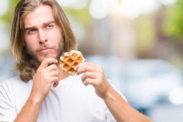 Fiatal Jóképű Férfi Hosszú Hajú Felett Eszik Waffle Súlyos Arc — Stock Fotó
