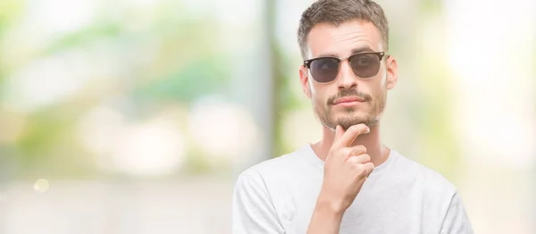 Tatuerade Ung Vuxen Man Bär Solglasögon Allvarligt Ansikte Funderar Frågan — Stockfoto