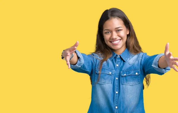 Joven Mujer Morena Hermosa Con Camisa Mezclilla Azul Sobre Fondo —  Fotos de Stock