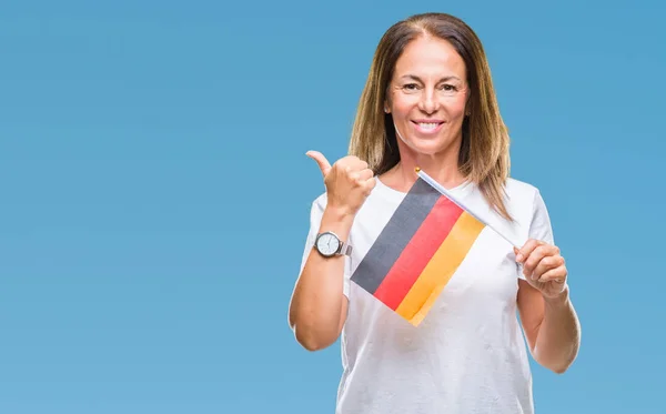 Wanita Hispanik Usia Pertengahan Memegang Bendera Jerman Atas Latar Belakang — Stok Foto