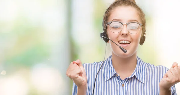 Jonge Blonde Call Center Operator Vrouw Schreeuwen Trots Vieren Overwinning — Stockfoto