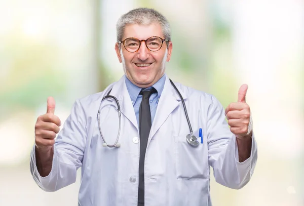 Gutaussehender Oberarzt Über Isoliertem Hintergrund Erfolgszeichen Tun Positive Geste Mit — Stockfoto