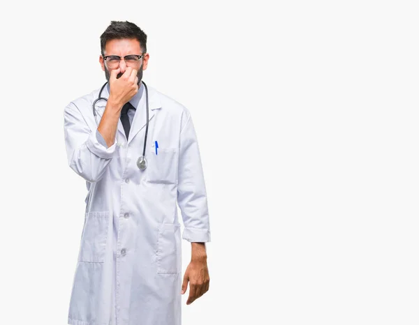 Adult Spansktalande Läkare Man Över Isolerade Bakgrund Lukta Något Illaluktande — Stockfoto