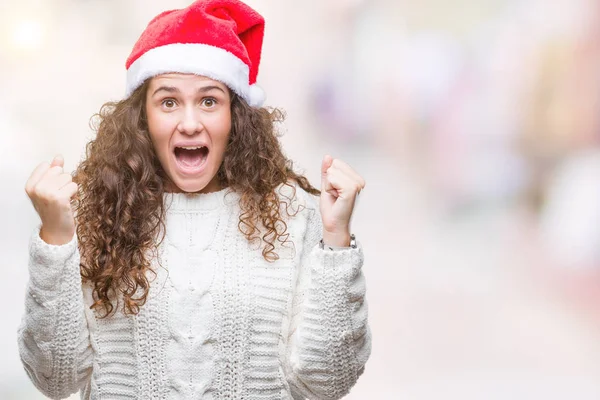 Chica Morena Joven Con Sombrero Navidad Sobre Fondo Aislado Celebrando — Foto de Stock