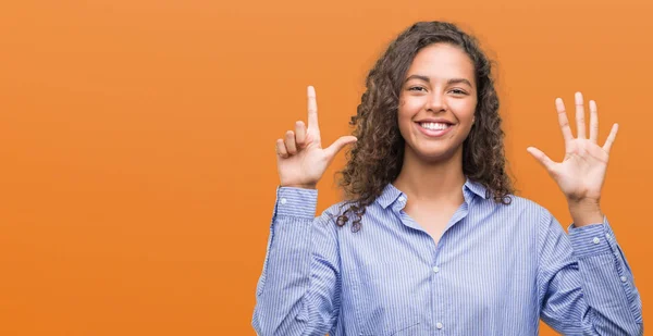 Молода Іспаномовна Бізнес Леді Показуючи Вказуючи Пальцями Номер Сім Посміхаючись — стокове фото