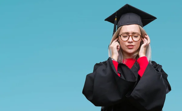 Młoda Kobieta Blonde Noszenie Jednolite Magisterskie Białym Tle Obejmujące Uszy — Zdjęcie stockowe