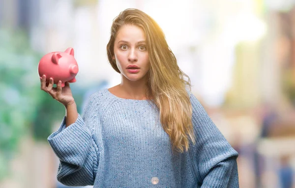 Junge Schöne Blonde Frau Hält Sparschwein Über Isoliertem Hintergrund Erschrocken — Stockfoto