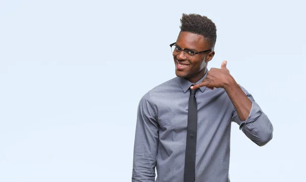 Joven Hombre Negocios Afroamericano Sobre Fondo Aislado Sonriendo Haciendo Gesto — Foto de Stock