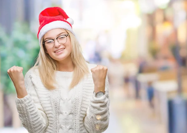 Junge Kaukasische Frau Mit Weihnachtsmütze Vor Isoliertem Hintergrund Sehr Glücklich — Stockfoto