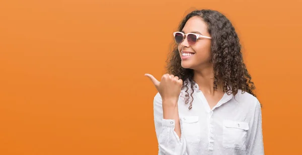 Young Hispanic Woman Wearing Sunglasses Pointing Showing Thumb Side Happy — Stock Photo, Image