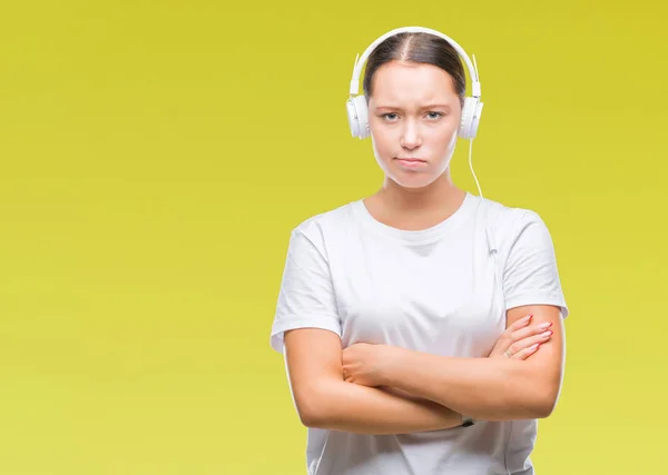 Νεαρή Γυναίκα Καυκάσιος Ακούγοντας Μουσική Φορώντας Ακουστικά Πάνω Από Απομονωμένες — Φωτογραφία Αρχείου