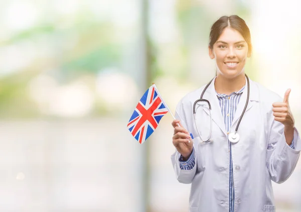 Joven Doctora Hispana Sosteniendo Bandera Del Reino Unido Feliz Con —  Fotos de Stock