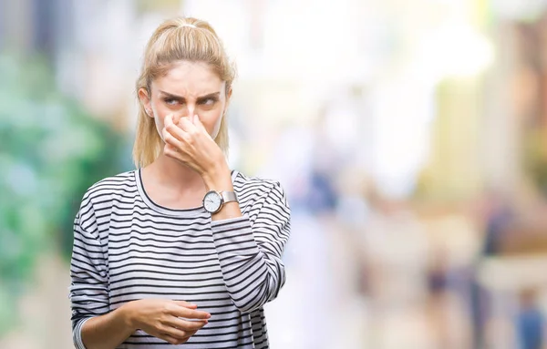 Mladá Krásná Blondýna Žena Nosí Pruhy Svetr Přes Izolované Pozadí — Stock fotografie