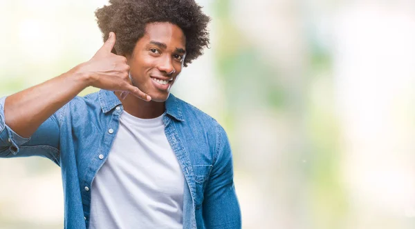 Afro Amerikansk Man Över Isolerade Bakgrund Leende Gör Telefon Gest — Stockfoto