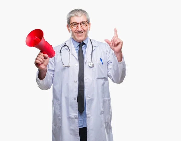 Pěkný Starší Lékař Muž Křičí Přes Megafon Nad Samostatný Pozadí — Stock fotografie