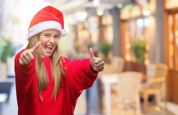 Menina Bonita Nova Vestindo Chapéu Natal Sobre Fundo Isolado Aprovando — Fotografia de Stock