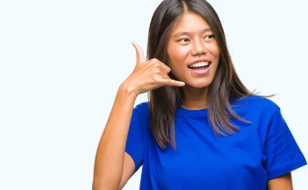 Giovane Donna Asiatica Sfondo Isolato Sorridente Facendo Gesto Del Telefono — Foto Stock