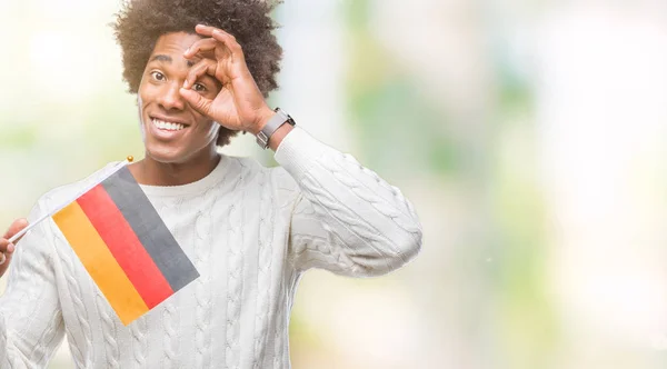 Afro Amerikalı Adam Mutlu Yüz Parmaklarının Arasından Seyir Göz Üzerinde — Stok fotoğraf