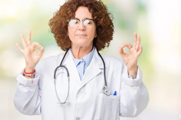 Medico Anziano Medio Ager Donna Sfondo Isolato Rilassarsi Sorridere Con — Foto Stock