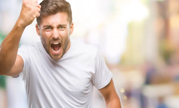 Joven Hombre Guapo Sobre Fondo Aislado Enojado Loco Levantando Puño —  Fotos de Stock