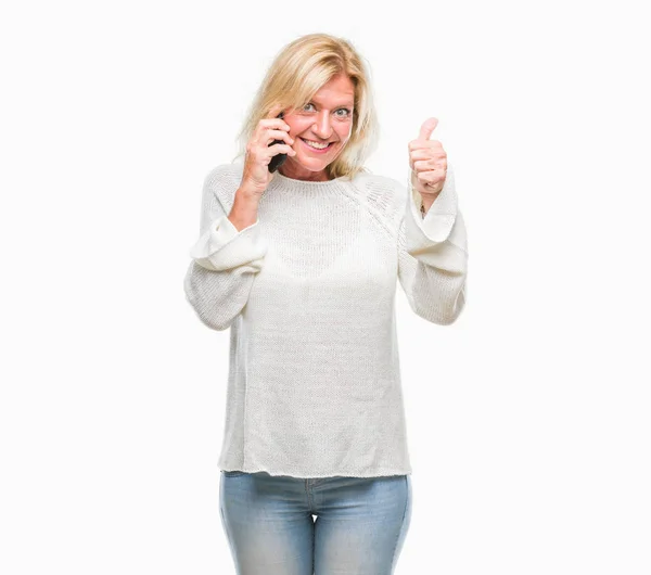 Blonde Frau Mittleren Alters Spricht Auf Smartphone Über Isolierten Hintergrund — Stockfoto