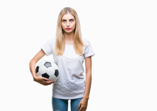 Молодая Красивая Блондинка Держит Футбольный Мяч Изолированном Фоне Уверенным Выражением — стоковое фото