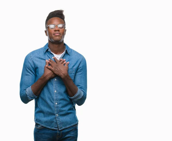 在孤立的背景下 年轻的非洲裔男子微笑着双手在胸前闭上眼睛和感激的手势脸上 健康理念 — 图库照片