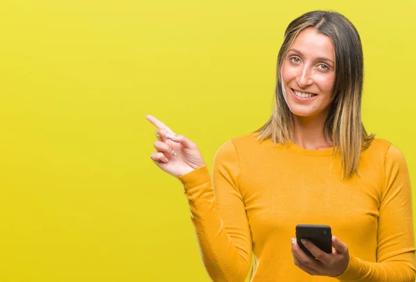 Jovem Mulher Bonita Enviando Mensagem Usando Smartphone Sobre Fundo Isolado — Fotografia de Stock